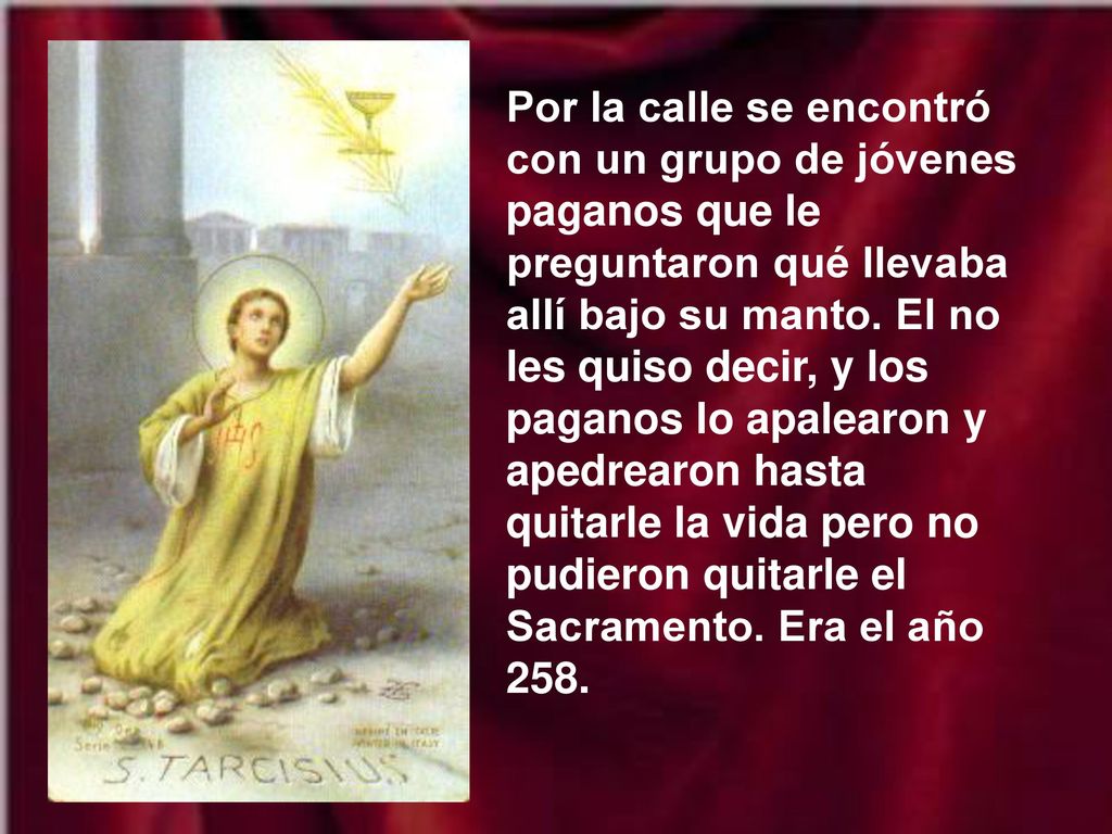 Por la calle se encontró con un grupo de jóvenes paganos que le preguntaron qué llevaba allí bajo su manto.