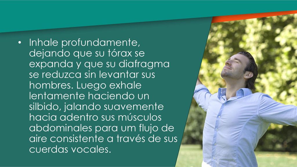 Inhale profundamente, dejando que su tórax se expanda y que su diafragma se reduzca sin levantar sus hombres.