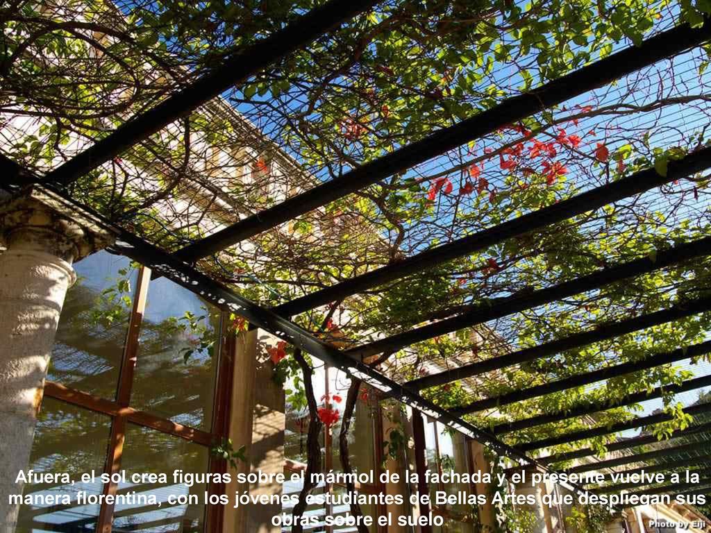 Afuera, el sol crea figuras sobre el mármol de la fachada y el presente vuelve a la manera florentina, con los jóvenes estudiantes de Bellas Artes que despliegan sus obras sobre el suelo