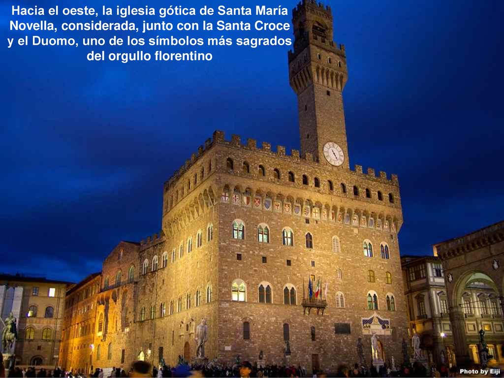 Hacia el oeste, la iglesia gótica de Santa María Novella, considerada, junto con la Santa Croce y el Duomo, uno de los símbolos más sagrados del orgullo florentino