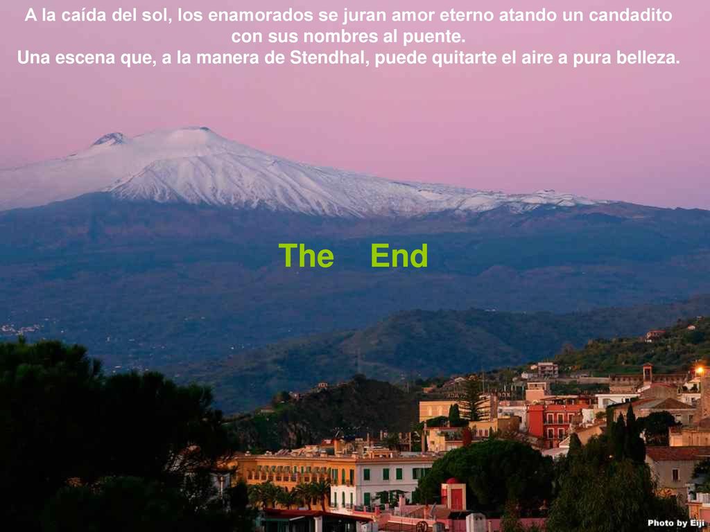 A la caída del sol, los enamorados se juran amor eterno atando un candadito con sus nombres al puente.