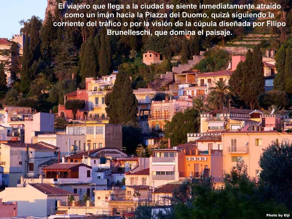 El viajero que llega a la ciudad se siente inmediatamente atraído como un imán hacia la Piazza del Duomo, quizá siguiendo la corriente del tráfico o por la visión de la cúpula diseñada por Filipo Brunelleschi, que domina el paisaje.