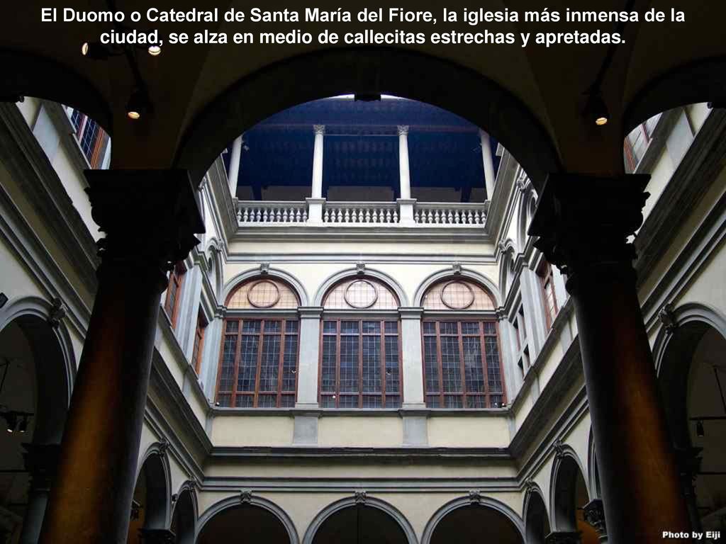 El Duomo o Catedral de Santa María del Fiore, la iglesia más inmensa de la ciudad, se alza en medio de callecitas estrechas y apretadas.
