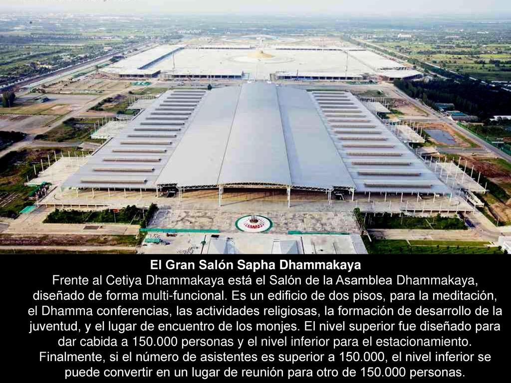 El Gran Salón Sapha Dhammakaya Frente al Cetiya Dhammakaya está el Salón de la Asamblea Dhammakaya, diseñado de forma multi-funcional.