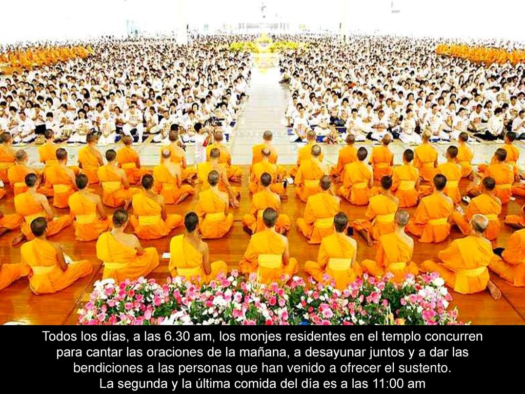 Todos los días, a las 6.30 am, los monjes residentes en el templo concurren para cantar las oraciones de la mañana, a desayunar juntos y a dar las bendiciones a las personas que han venido a ofrecer el sustento.