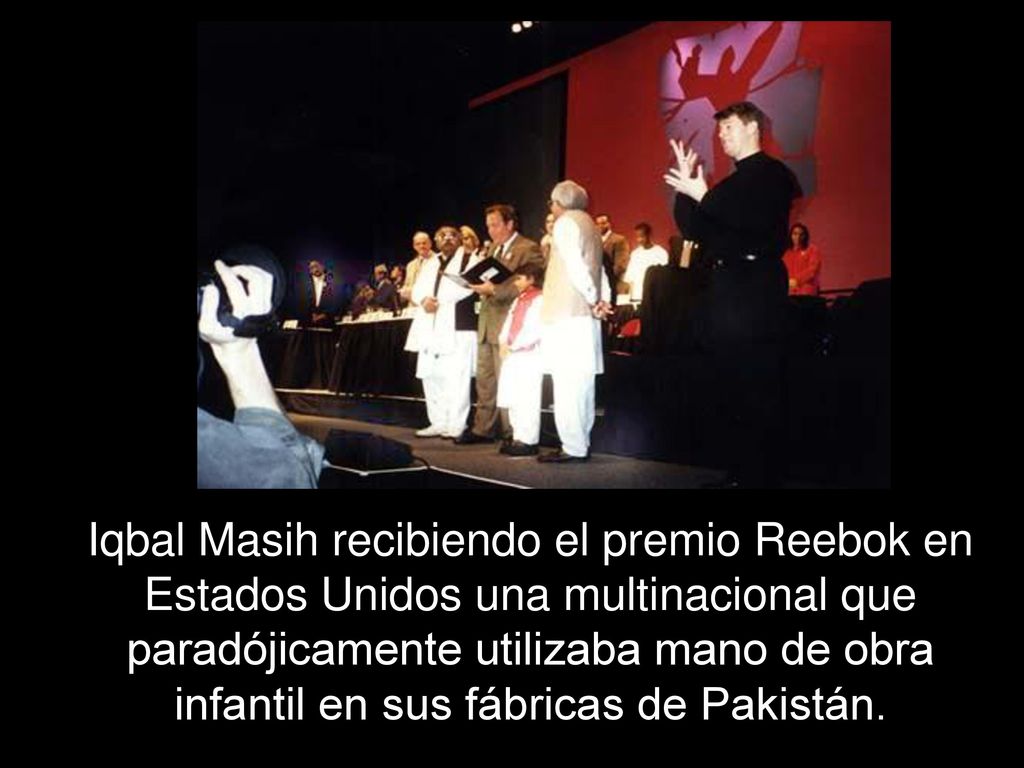 Iqbal Masih recibiendo el premio Reebok en Estados Unidos una multinacional que paradójicamente utilizaba mano de obra infantil en sus fábricas de Pakistán.