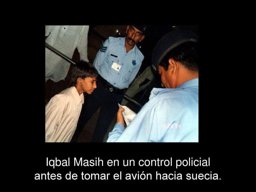 Iqbal Masih en un control policial antes de tomar el avión hacia suecia.