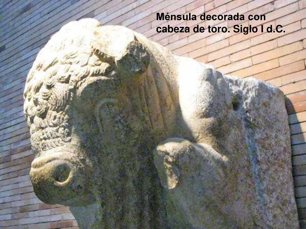 Ménsula decorada con cabeza de toro. Siglo I d.C.