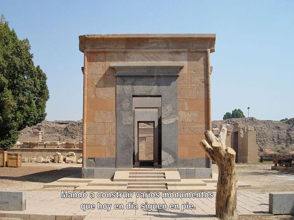 Mandó a construir varios monumentos que hoy en día siguen en pie.
