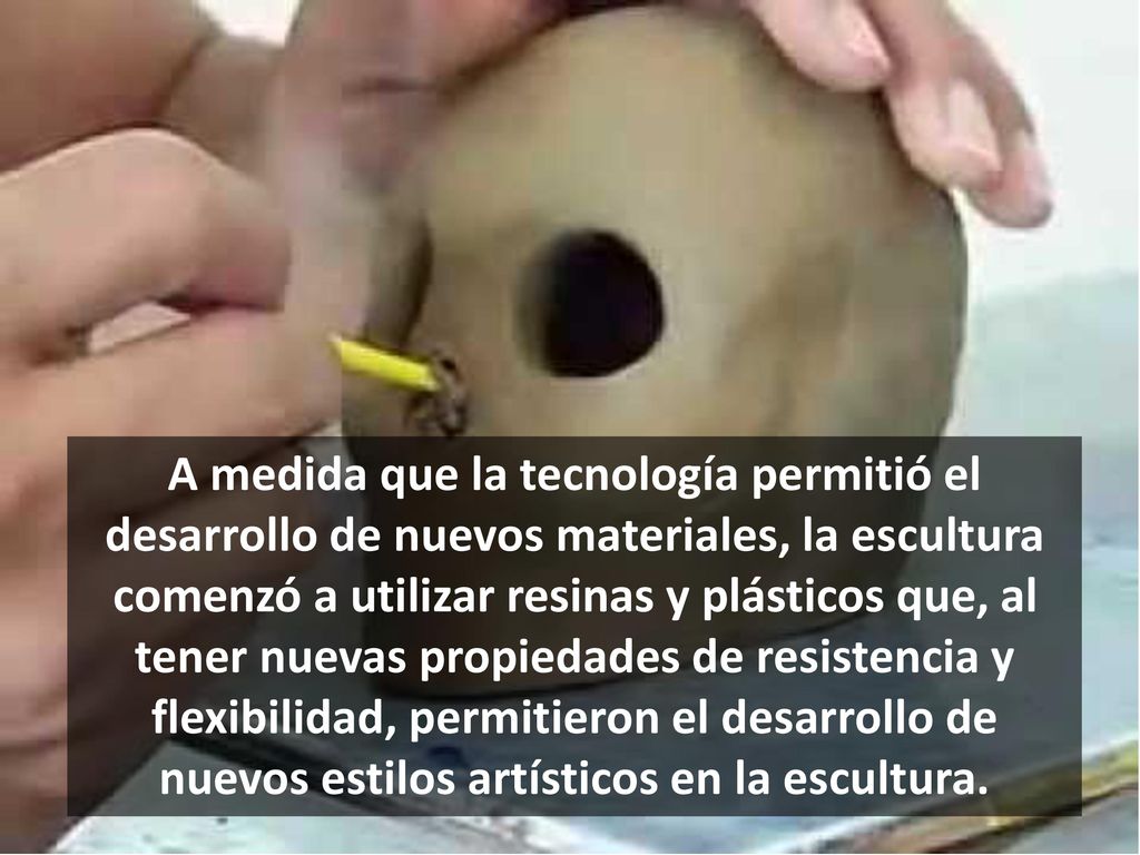 A medida que la tecnología permitió el desarrollo de nuevos materiales, la escultura comenzó a utilizar resinas y plásticos que, al tener nuevas propiedades de resistencia y flexibilidad, permitieron el desarrollo de nuevos estilos artísticos en la escultura.