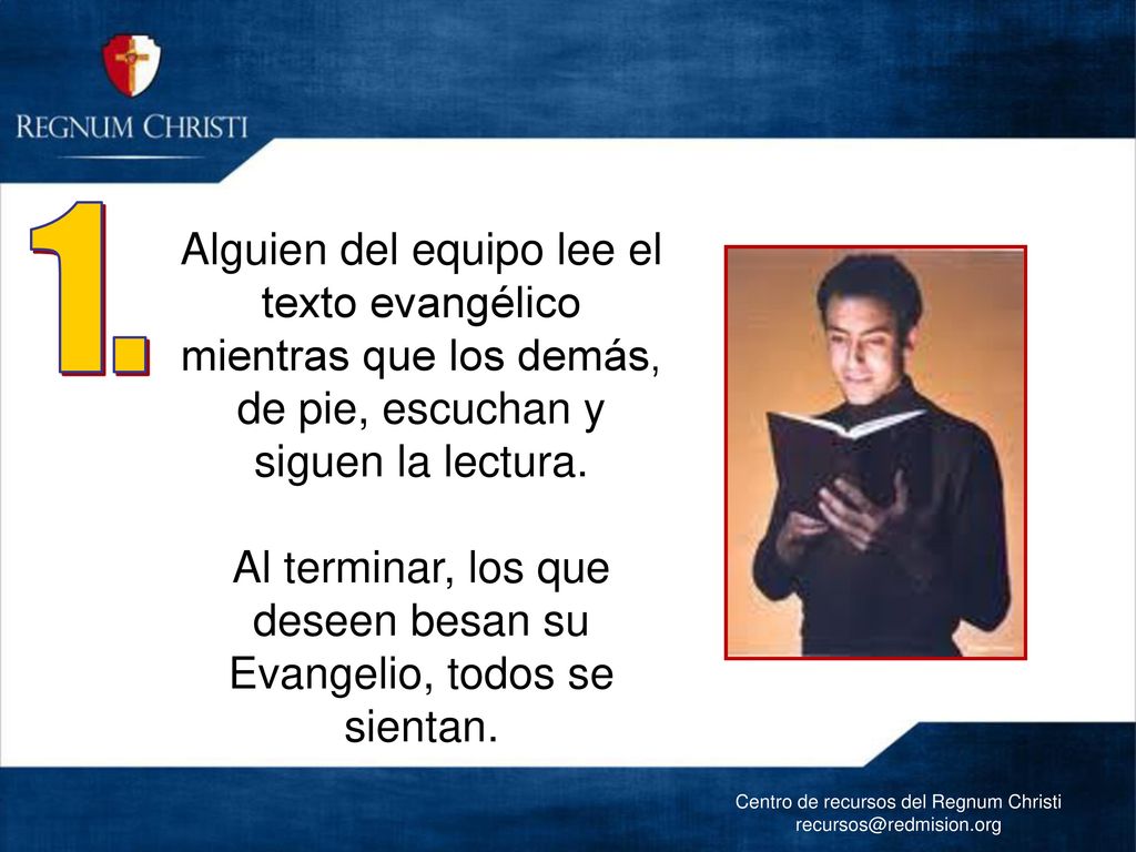 Al terminar, los que deseen besan su Evangelio, todos se sientan.