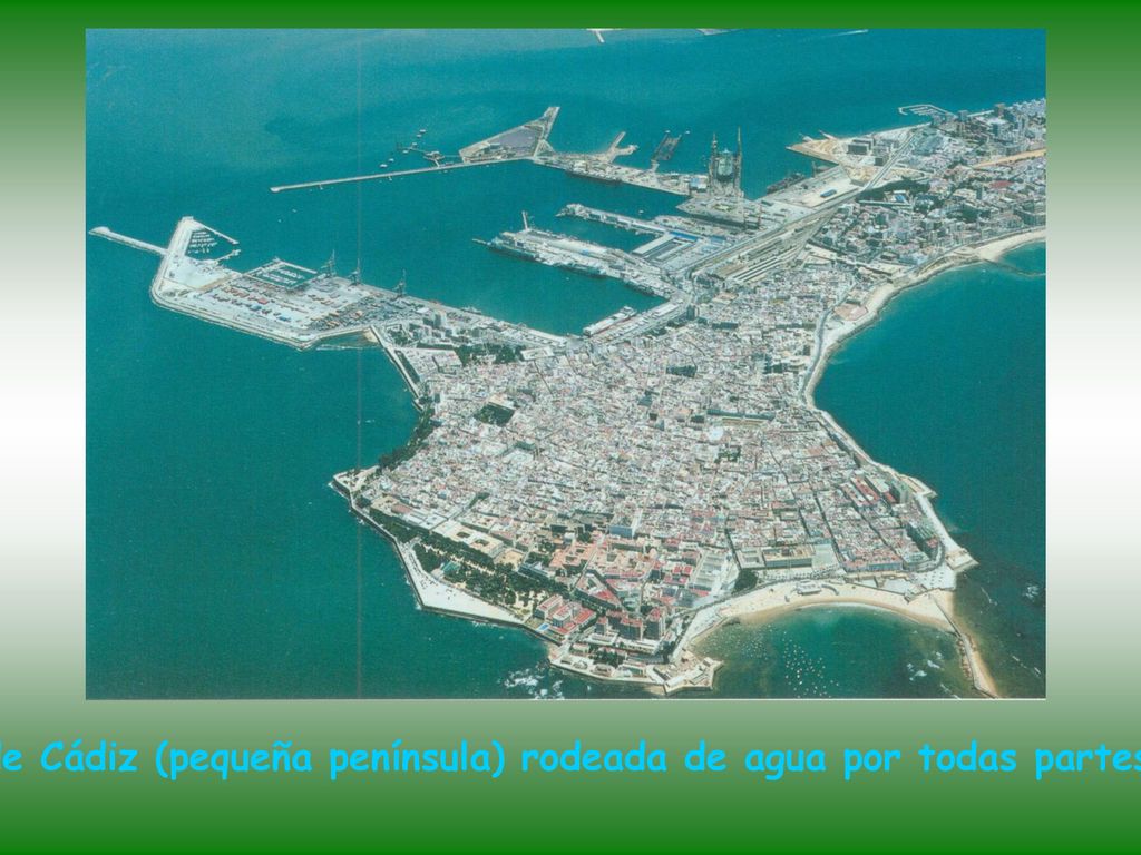 Vista aérea de Cádiz (pequeña península) rodeada de agua por todas partes menos por...