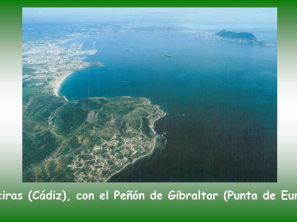 Bahía de Algeciras (Cádiz), con el Peñón de Gibraltar (Punta de Europa) al fondo.
