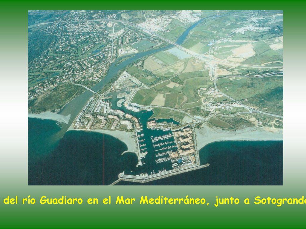 Desembocadura del río Guadiaro en el Mar Mediterráneo, junto a Sotogrande (zona turística).