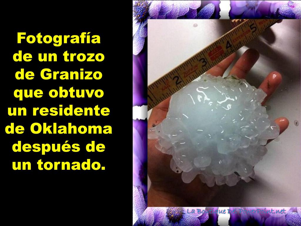 Fotografía de un trozo de Granizo que obtuvo un residente de Oklahoma después de un tornado.
