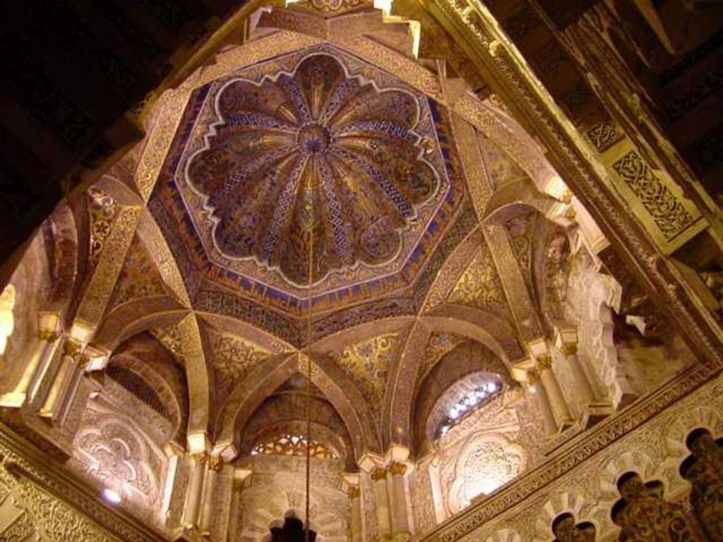 Todas las cúpulas tienen en común que están formadas por arcos de medio punto de sillería, que se entrecruzan, dejando un polígono central, cerrándose los huecos con plementería de mampuesto.