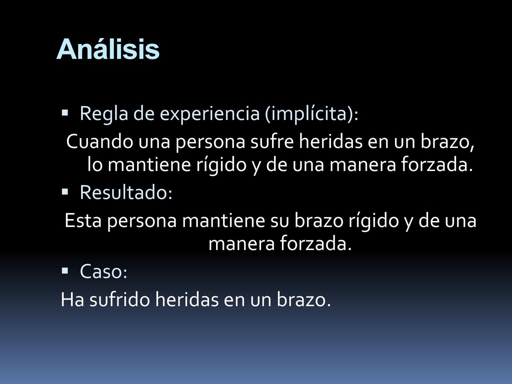 Esta persona mantiene su brazo rígido y de una manera forzada.