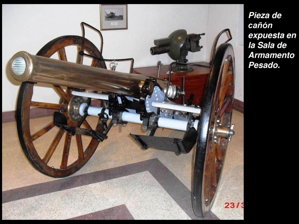 Pieza de cañón expuesta en la Sala de Armamento Pesado.