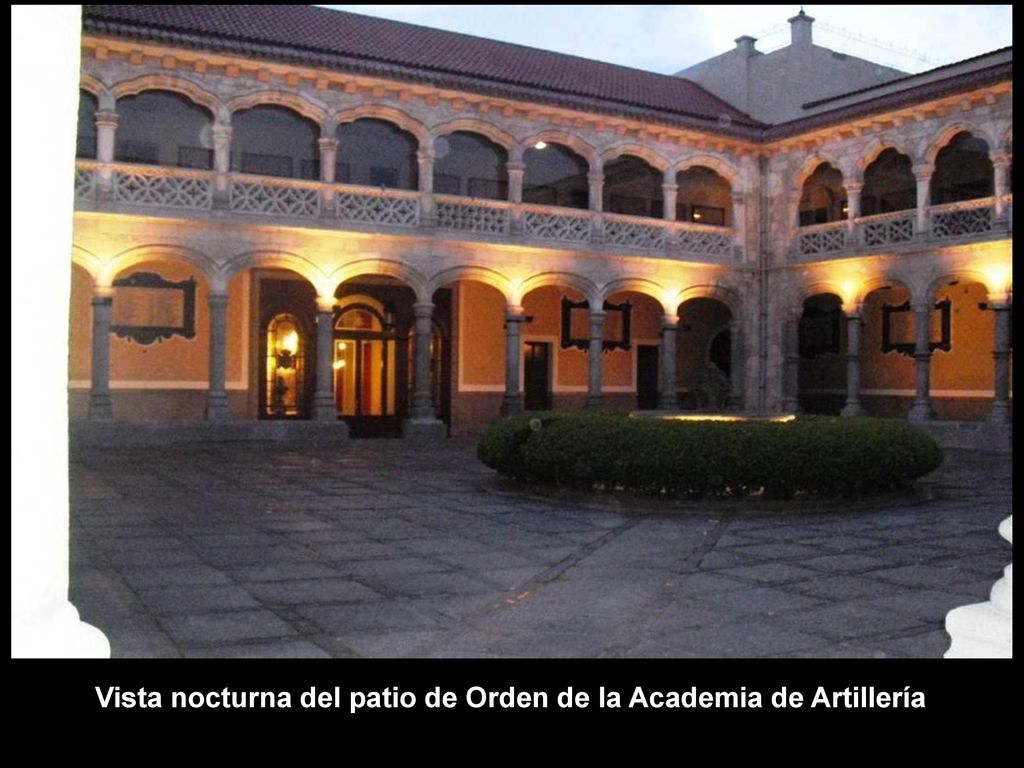 Vista nocturna del patio de Orden de la Academia de Artillería
