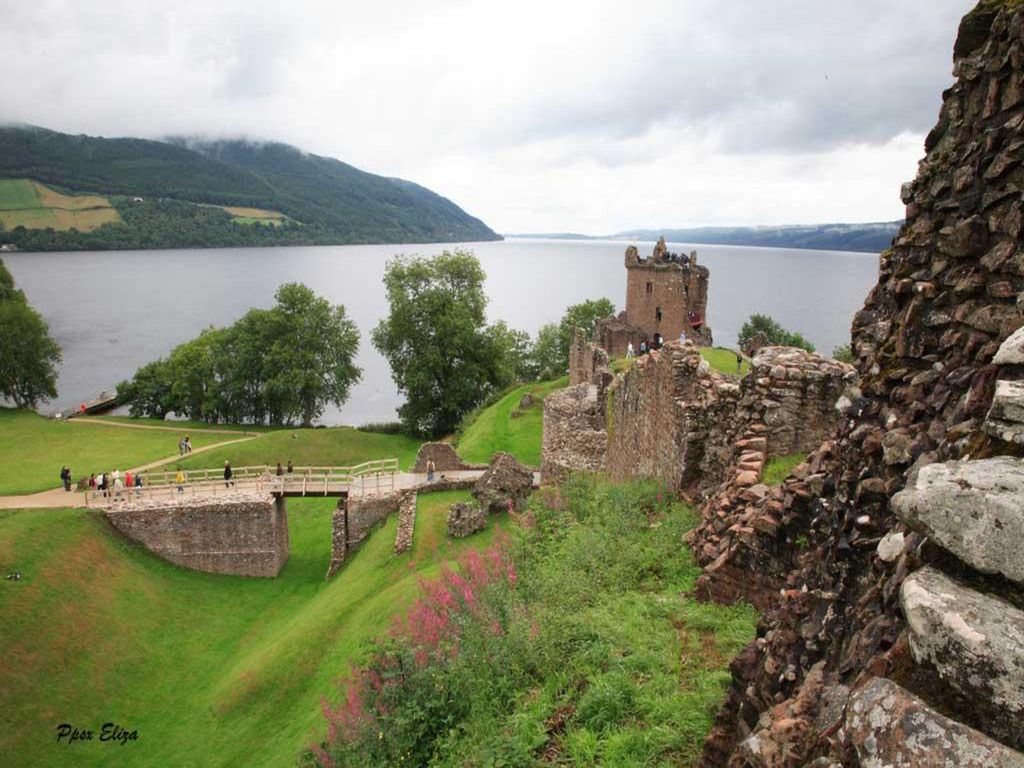 El Castillo de Urquhart sobre el lago Ness, es un lugar con una historia riquísima y es propiedad del Patrimonio Nacional Escocés y constituye el tercer sitio más visitado de del país.