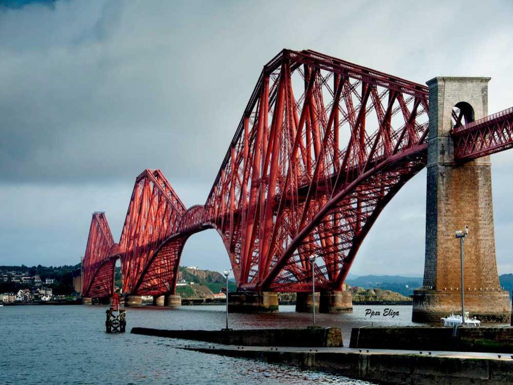 Salimos de Edimburgo muy temprano hacia las Tierras Altas cruzando el puente sobre el Fiordo de Forth hacia el condado de Fife, al costado del mismo se encuentra esa maravilla de ingeniería victoriana que es el puente del ferrocarril Forth Rail Bridge, Patrimonio de la Humanidad.