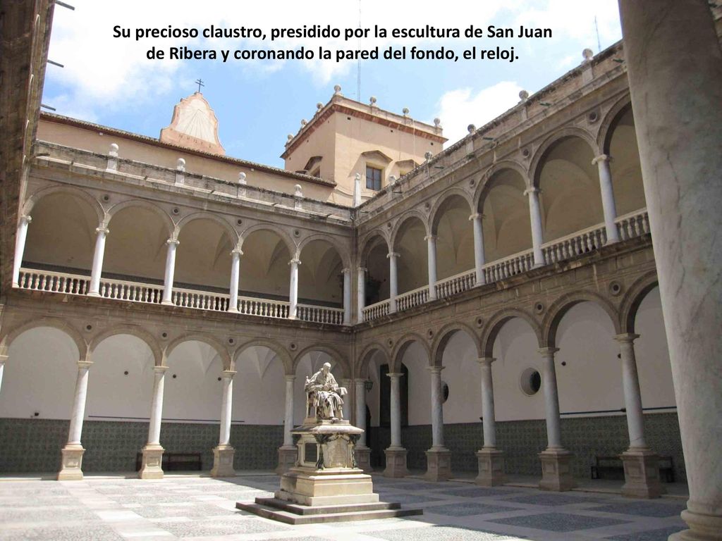 Su precioso claustro, presidido por la escultura de San Juan de Ribera y coronando la pared del fondo, el reloj.