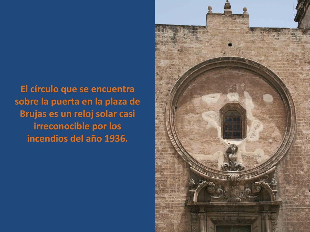 El círculo que se encuentra sobre la puerta en la plaza de Brujas es un reloj solar casi irreconocible por los incendios del año 1936.