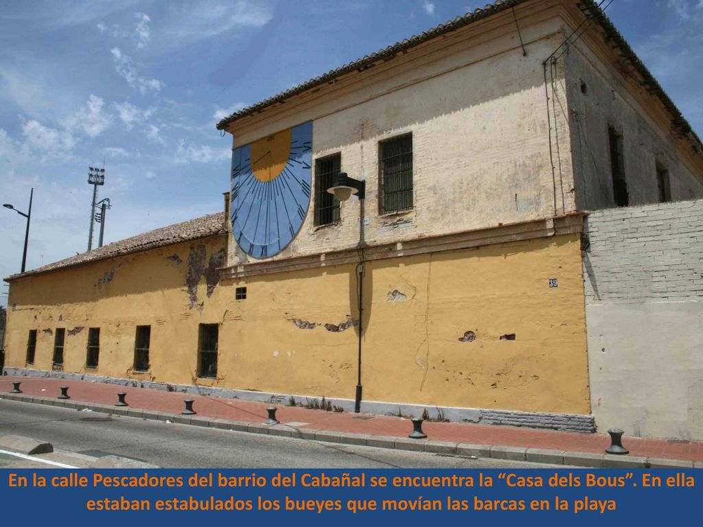 En la calle Pescadores del barrio del Cabañal se encuentra la Casa dels Bous .