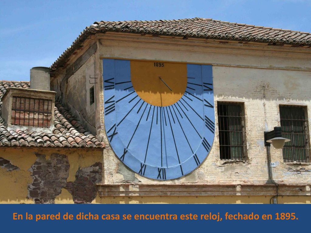 En la pared de dicha casa se encuentra este reloj, fechado en 1895.