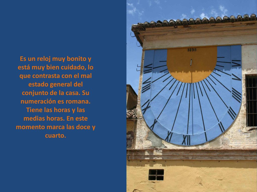Es un reloj muy bonito y está muy bien cuidado, lo que contrasta con el mal estado general del conjunto de la casa.