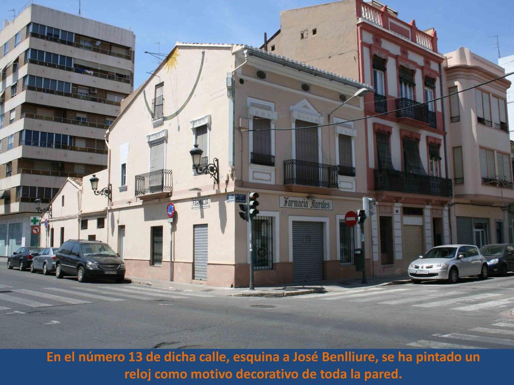 En el número 13 de dicha calle, esquina a José Benlliure, se ha pintado un reloj como motivo decorativo de toda la pared.