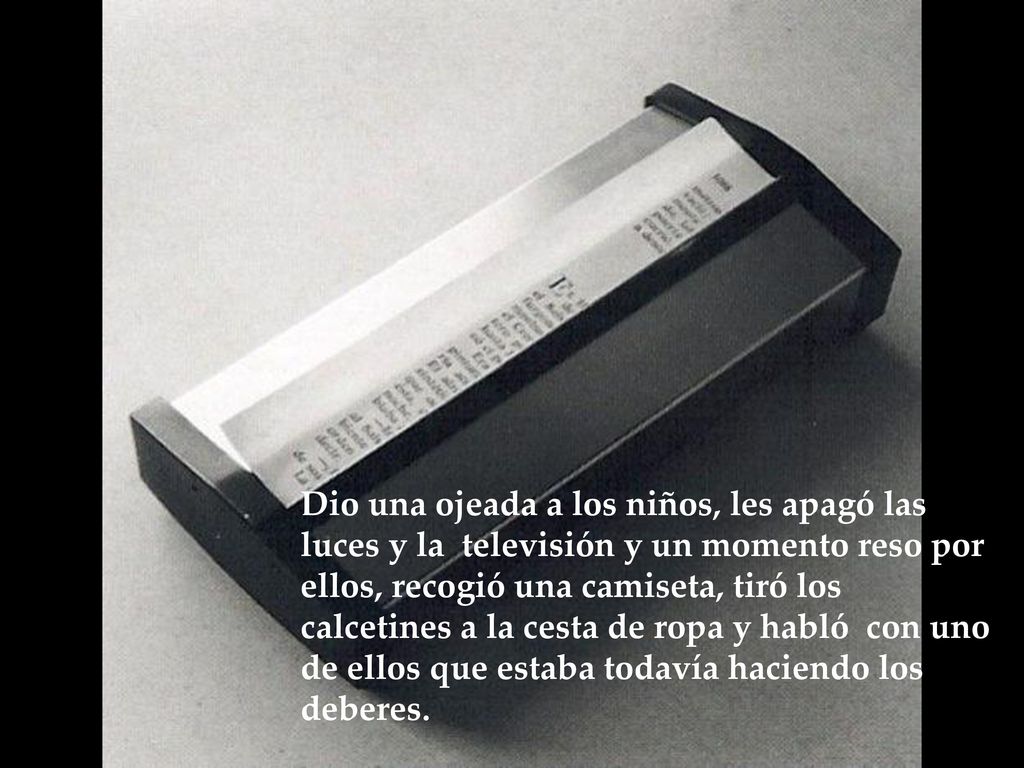 Dio una ojeada a los niños, les apagó las luces y la televisión y un momento reso por ellos, recogió una camiseta, tiró los calcetines a la cesta de ropa y habló con uno de ellos que estaba todavía haciendo los deberes.