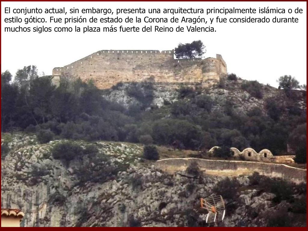 El conjunto actual, sin embargo, presenta una arquitectura principalmente islámica o de estilo gótico.