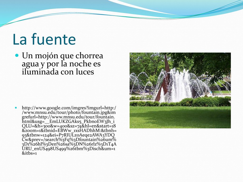 La fuente Un mojón que chorrea agua y por la noche es iluminada con luces.
