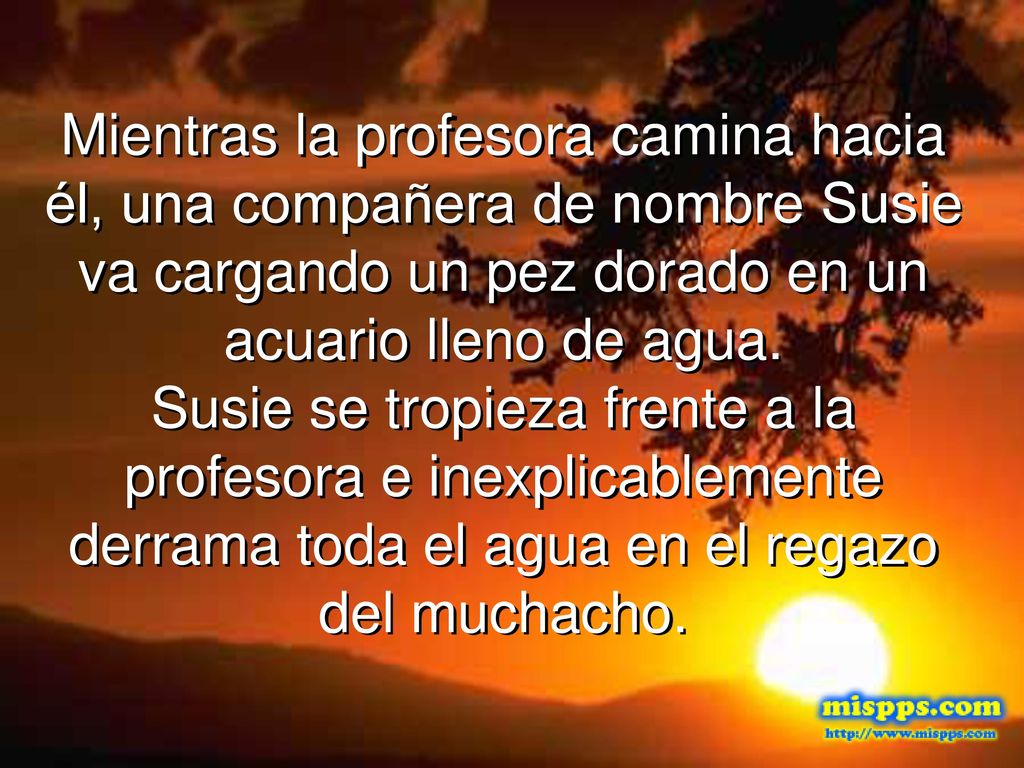 Mientras la profesora camina hacia él, una compañera de nombre Susie va cargando un pez dorado en un acuario lleno de agua.