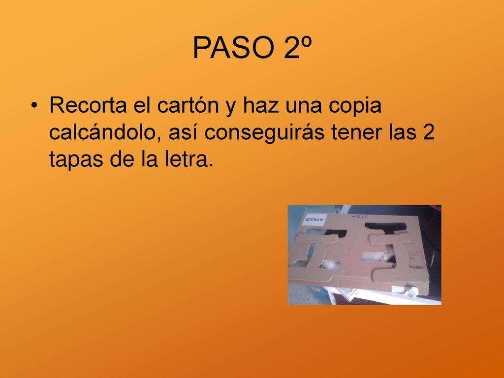 PASO 2º Recorta el cartón y haz una copia calcándolo, así conseguirás tener las 2 tapas de la letra.