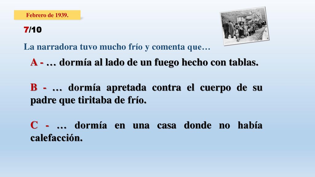 A - … dormía al lado de un fuego hecho con tablas.