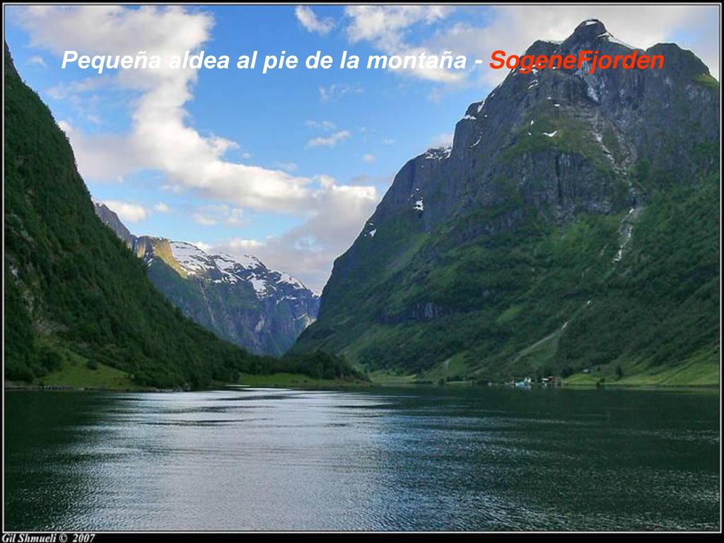 Pequeña aldea al pie de la montaña - SogeneFjorden