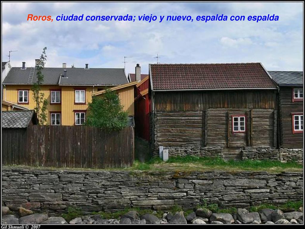 Roros, ciudad conservada; viejo y nuevo, espalda con espalda