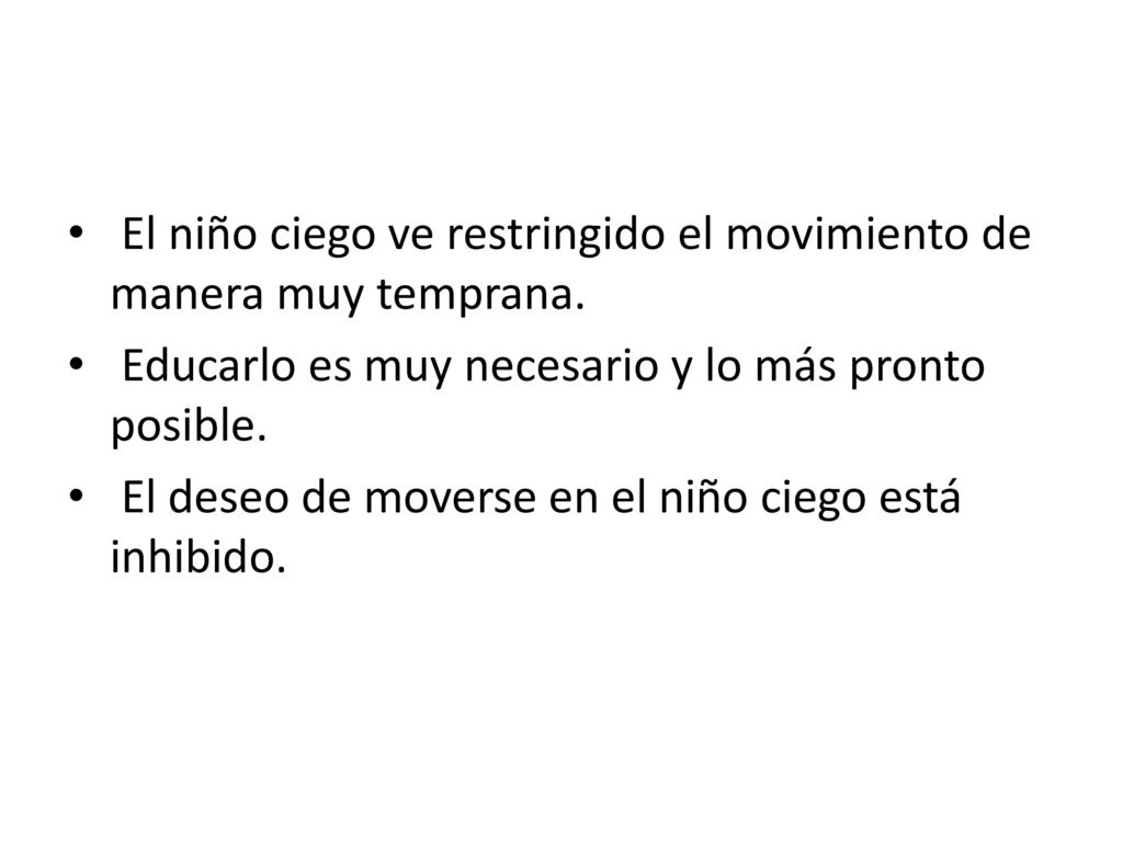 El niño ciego ve restringido el movimiento de manera muy temprana.