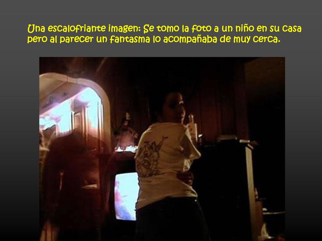 Una escalofriante imagen: Se tomo la foto a un niño en su casa pero al parecer un fantasma lo acompañaba de muy cerca.