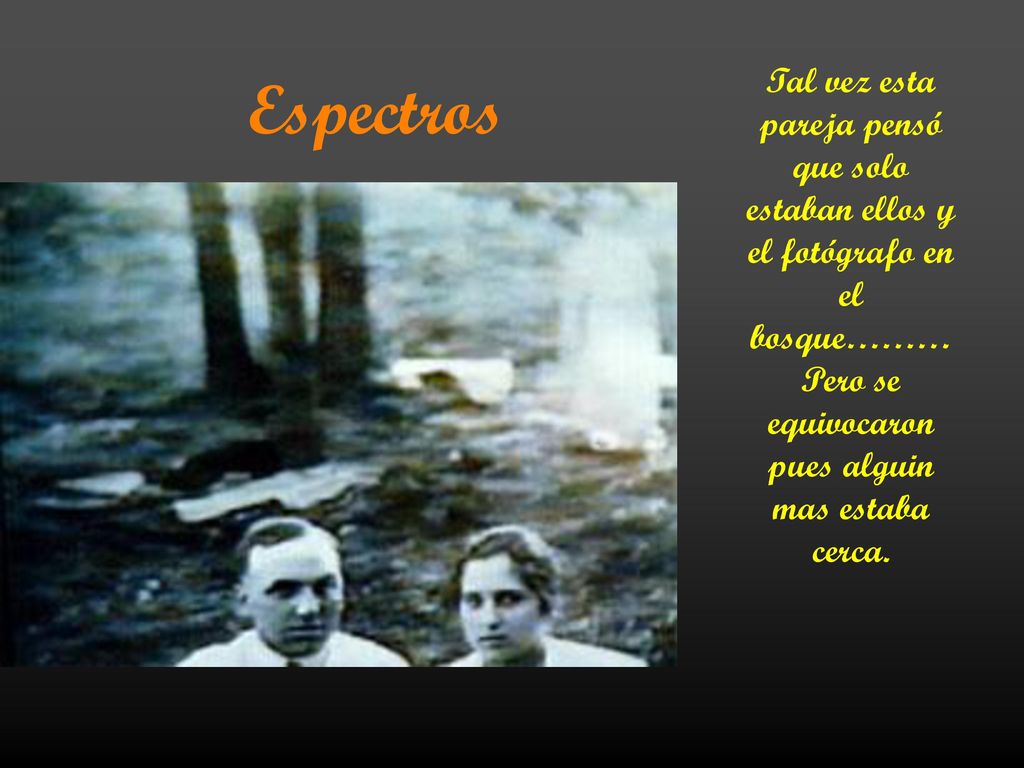 Tal vez esta pareja pensó que solo estaban ellos y el fotógrafo en el bosque………Pero se equivocaron pues alguin mas estaba cerca.