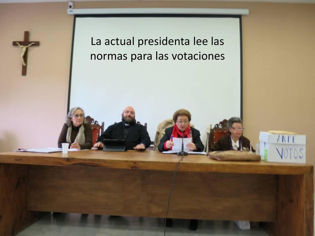 La actual presidenta lee las normas para las votaciones