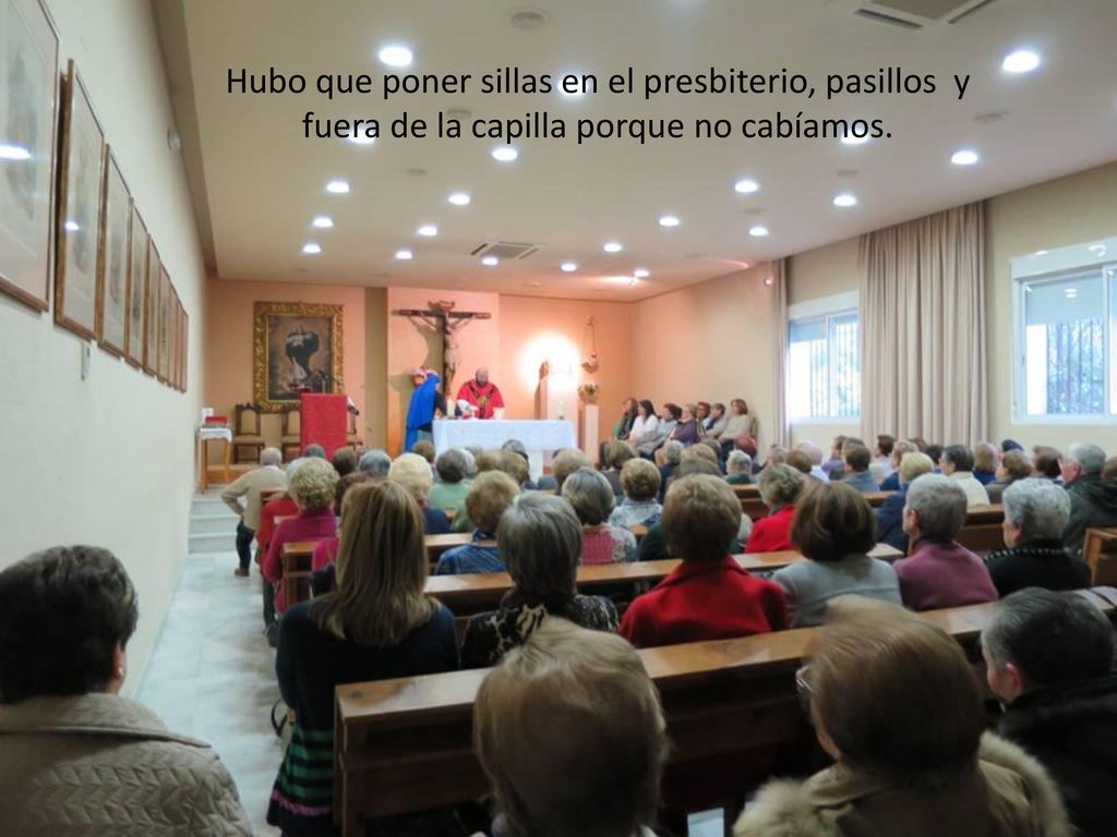 Hubo que poner sillas en el presbiterio, pasillos y fuera de la capilla porque no cabíamos.