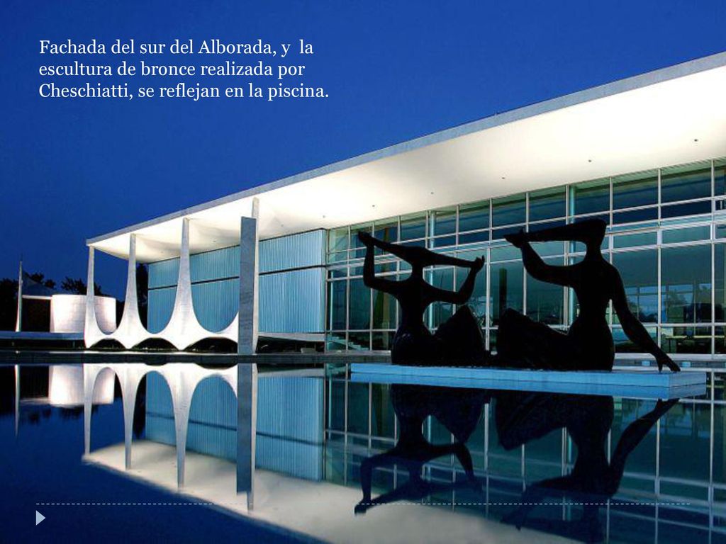 Fachada del sur del Alborada, y la escultura de bronce realizada por Cheschiatti, se reflejan en la piscina.