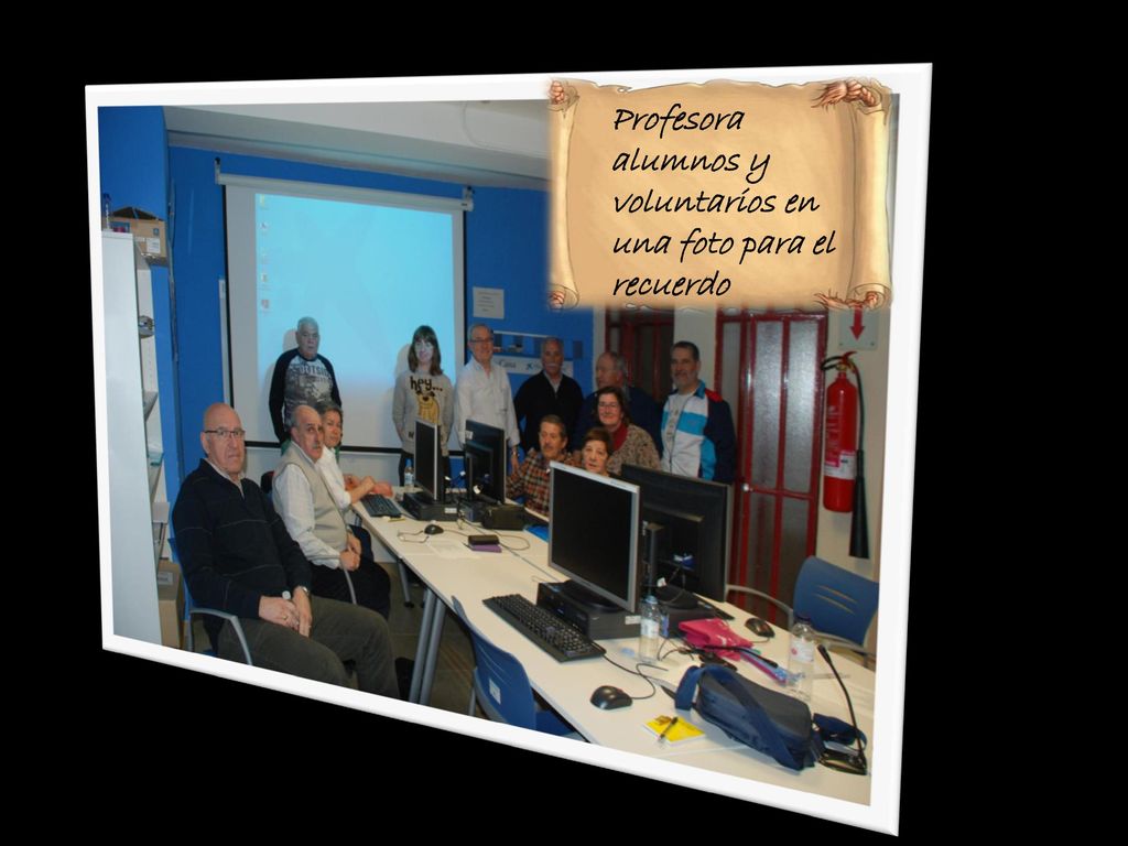 Profesora alumnos y voluntarios en una foto para el recuerdo