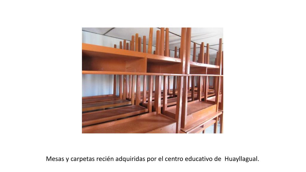 Mesas y carpetas recién adquiridas por el centro educativo de Huayllagual.