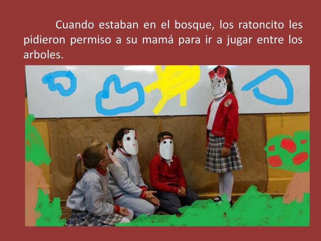 Cuando estaban en el bosque, los ratoncito les pidieron permiso a su mamá para ir a jugar entre los arboles.