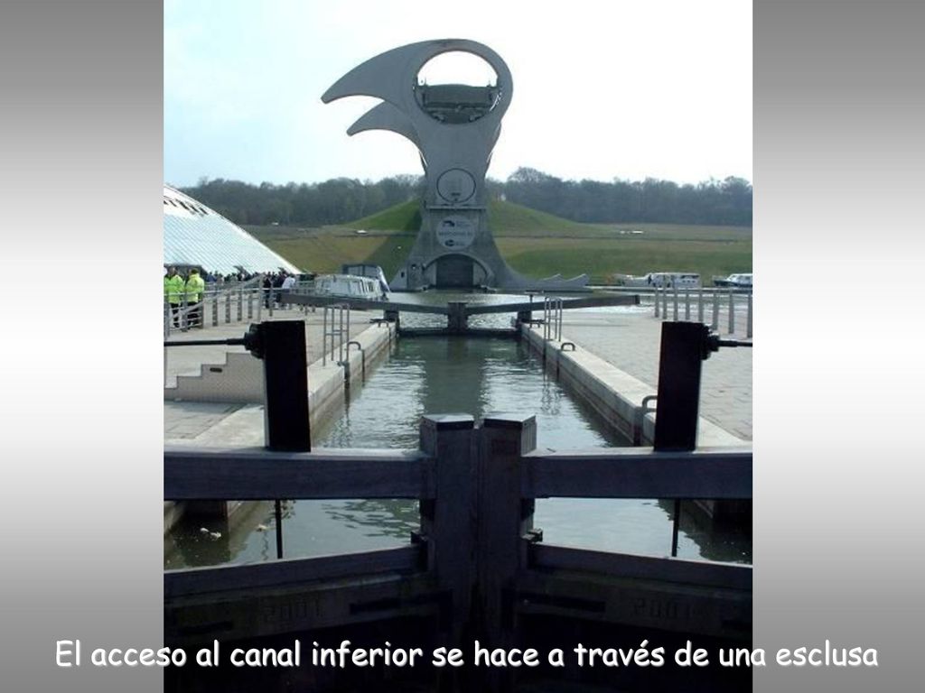 El acceso al canal inferior se hace a través de una esclusa