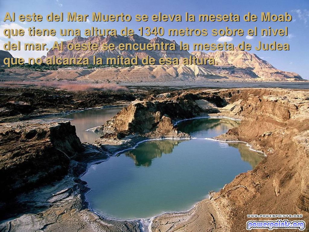 Al este del Mar Muerto se eleva la meseta de Moab que tiene una altura de 1340 metros sobre el nivel del mar.